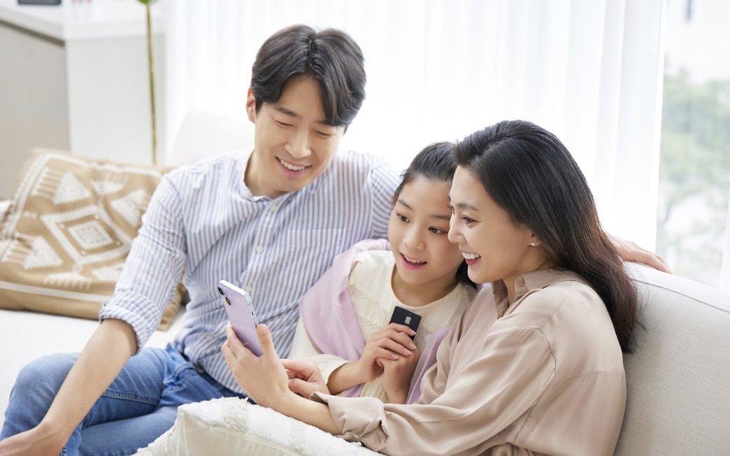 부모와 아이가 함께 퍼핀 앱을 보며 웃는 모습